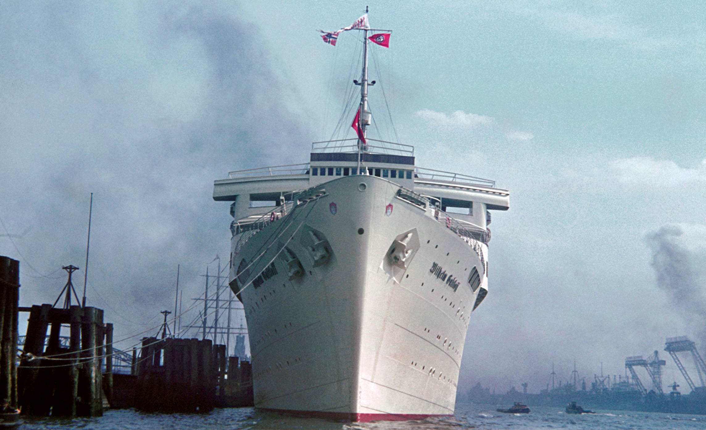 7-I1-00591929 (1390828) ORIGINAL: transport / transportation, navigation, passenger ships, 'Wilhelm Gustloff', commissioned 15.3.1938, sunk 30.1.1945, view, bow, Hamburg, 30.7.1938,